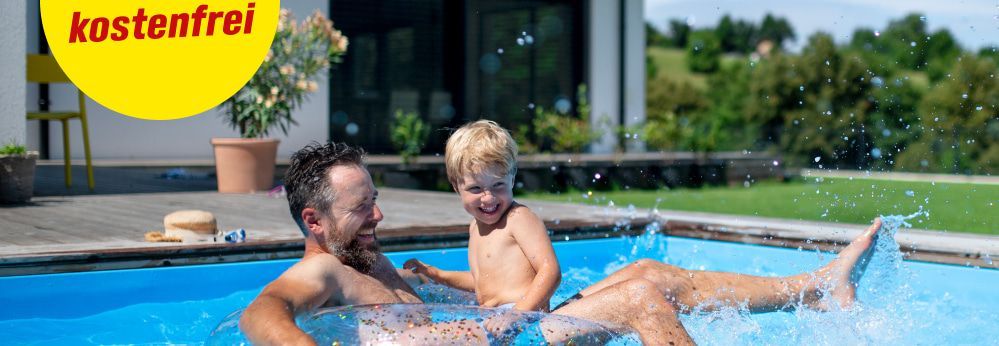Erwachsener und Kind spielen in einem Pool
